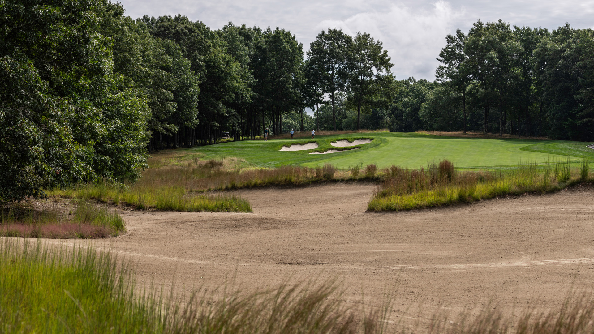 The International wide angle shot including bunker